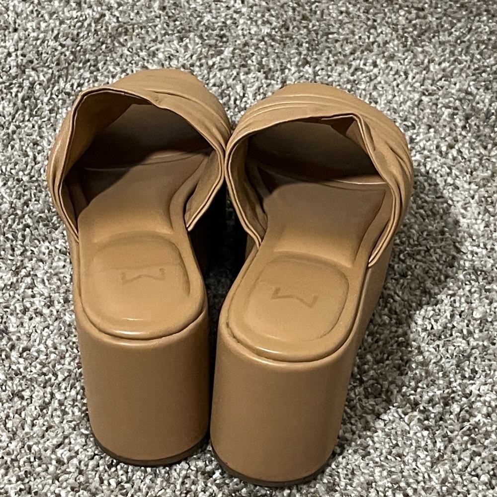 Marc Fisher Tan Platform Sandal Slides 90s Aesthetic Sz 5.5 Excellent Condition - Picture 3 of 4